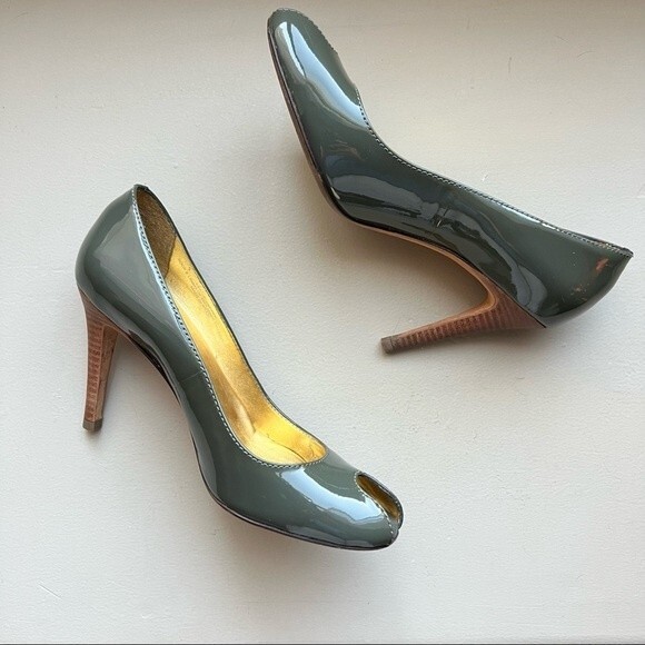 Report Signature Mossy Greenish Gray Patent Leather Peep Toe Heel Pump Women 8 - Picture 1 of 10